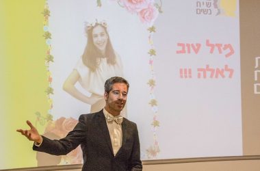 תמונה של אחד המציגים במהלך הפעילות המודרכת בבית שיח נשים