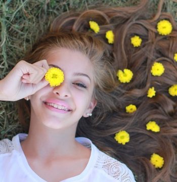 נערה צעירה בגיל בת מצווה עם פרחים בשיערה
