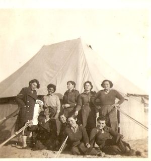 חיילות מתנדבות מאלבום התמונות של אילנה אביבי, מתוך אתר פיקיויקי
