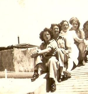 מתנדבות מאלבום התמונות של אילנה אביבי, מתוך אתר פיקיויקי