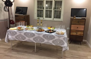 IMG_0876 שולחן כיבוד ערוך בבית שיח נשים