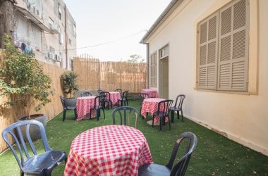 IMG_4383 תמונת החצר בבית שיח נשים