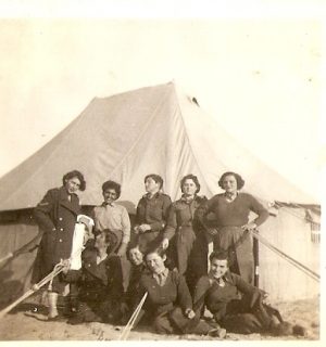 חיילות מתנדבות מאלבום התמונות של אילנה אביבי, מתוך אתר פיקיויקי חיילות מתנדבות מאלבום התמונות של אילנה אביבי, מתוך אתר פיקיויקי